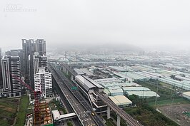 遠雄新宿建案位於機場捷運副都心站，走路10分鐘以內就可到中央合署辦公大樓。周邊還有五處公園可供散步休憩。