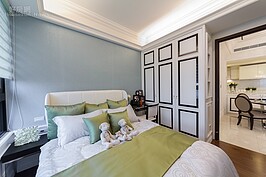 實際面積約為30坪的室內空間大都用於客廳、飯廳、玄關等一家人常利用到的公共空間上，因此臥室可使用面積就不是很大。

以此次主臥來看，就僅能放入一雙人床與現場木做的簡單衣櫃。