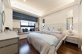 主臥是除了客廳之外，整間設計感最為強烈的地方。設計師在此大量加入了美式都會元素。由地板到天花板，由牆面到衣櫥甚至到梳妝台無一不是，整體感覺呈現出沈穩的洗鍊感覺。