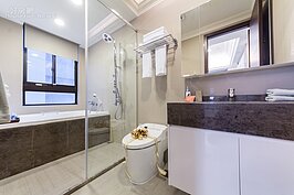 主臥室衛浴設施。