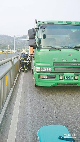 引道設計不良，李男遭捲入一旁砂石車底，造成右手上臂、骨盆嚴重骨折，所幸送醫急救後並無大礙。（陳螢萱翻攝）