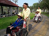 有巢氏志工化身臨時孫子　伴阿公阿嬤賞花踏青