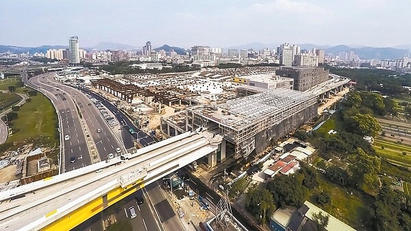 新北捷運三環三線,將透過「場站聯合開發」和「都市計畫通盤檢討」,提升捷運場站和路線周邊的開發誘因,圖為日後將進行聯合開發的環狀線十四張機廠。 圖/新北市捷運工程局提供