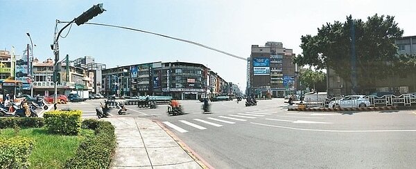 台中市三民、崇德、錦南街、五權路及北屯路五路叉口,被指是全國十大危險路口之首,交通局喊冤指去年已有改善。 記者陳秋雲/攝影