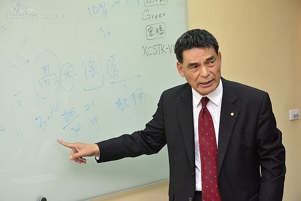 戴德梁行總經理顏炳立表示，與其降息不如直接降價來得好。（好房網News記者 陳韋帆／攝影）	