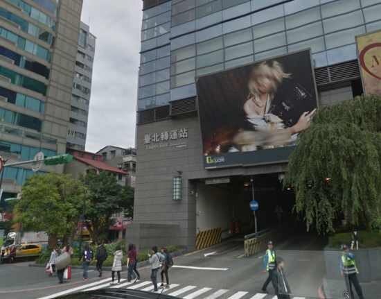 負責經營國道客運台北轉運站(交九)的萬達通公司,不滿台北市政府交通局於2009年核定的月台租用費率太低,提起行政訴訟,最近獲勝訴。(圖/翻攝自google map)