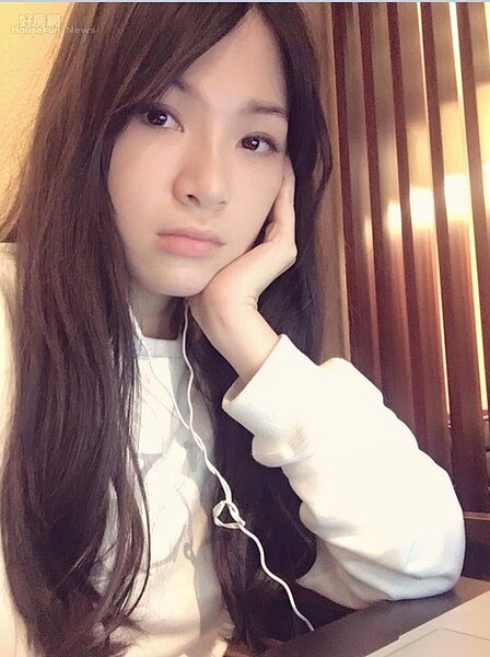 8.平時宅在家陳沂最常做的，就是賴在沙發看著電視或平板瘋狂追劇，自認為是超級迷妹！