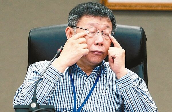 面對施政滿意度直直落,台北市柯文哲昨天主持里長座談會時面露疲態。 記者林俊良/攝影