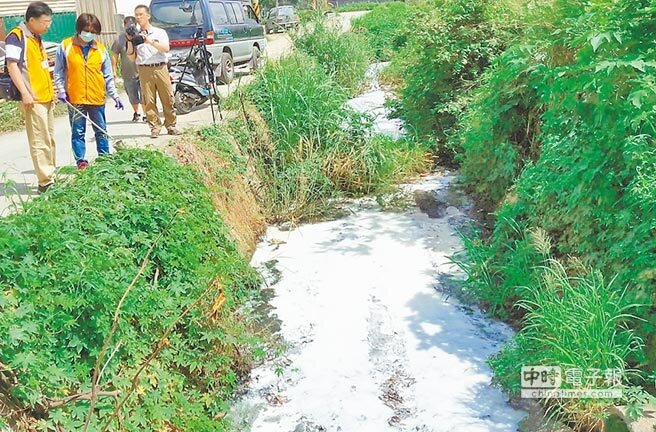 永豐餘紙廠台東廠排水溝的水,驚見混濁的牛奶白,環保局人員前往採樣化驗。(莊哲權攝)