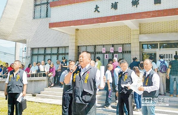 不滿未提具體回饋補償方案，大埔鄉長黃國明和300多位鄉親站出來抗議。（呂妍庭翻攝）