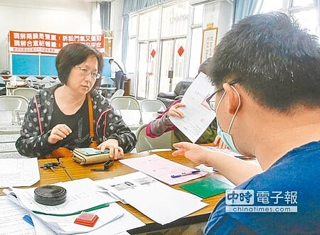 
永康區公所8日進行維冠大樓建築物補助款發放。（黃仲裕攝）
 