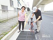 溝蓋縫隙大　自行車道藏危機