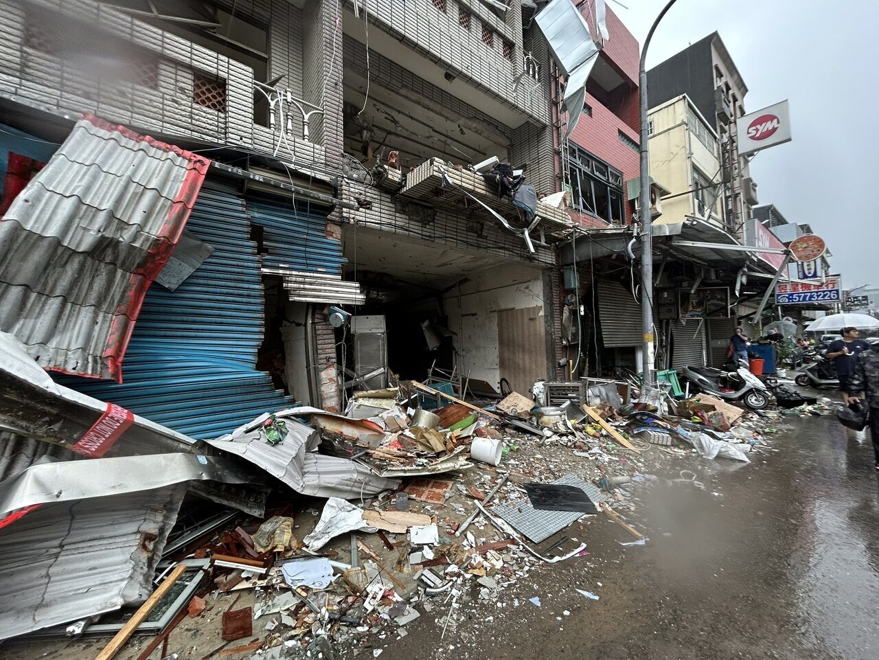 有附近住戶指出,高翠路因氣爆整條街被炸爛,馬路上散布殘瓦碎片與遭波及爛掉的汽車,直呼「這裡是地獄嗎?」記者王駿杰/攝影