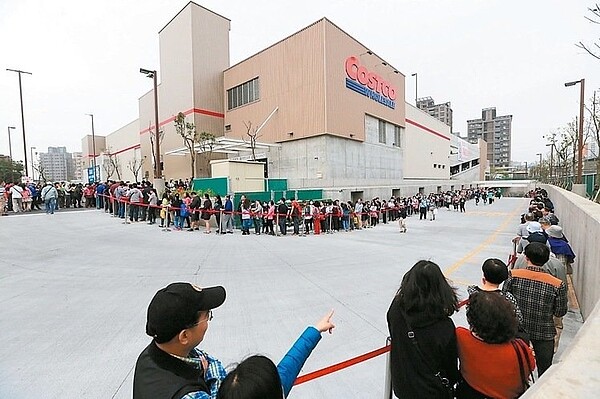 好市多北投店開幕送早餐，場外排隊人龍綿延1公里，讓附近居民看傻眼。 記者林伯東／攝影