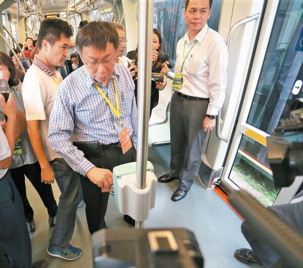 台北市長柯文哲昨南下高雄取經試乘輕軌。 記者劉學聖／攝影