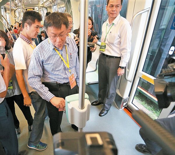 台北市長柯文哲昨南下高雄取經試乘輕軌。 記者劉學聖/攝影