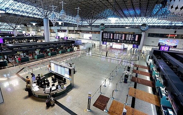 香港水泥箱屍案,涉案的曾姓男子逃至台灣,曾男簽證在今天零時已到期,尚未離境。圖為桃園機場第二航廈出境大廳。 報系資料照