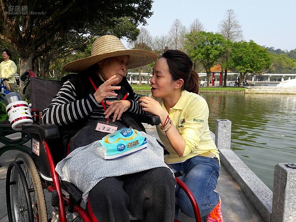 有巢氏志工,陪阿公阿媽遊湖話公益