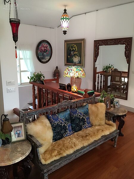 7. 樓梯間點綴藝術作品和骨董。