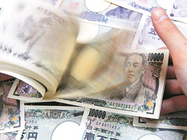 日圓強勢升值，台幣一元竟已換不到3.3日圓。 報系資料照