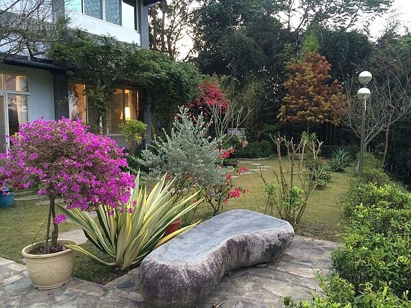 3. 庭院造景和百卉由楊淑惠精心栽植。