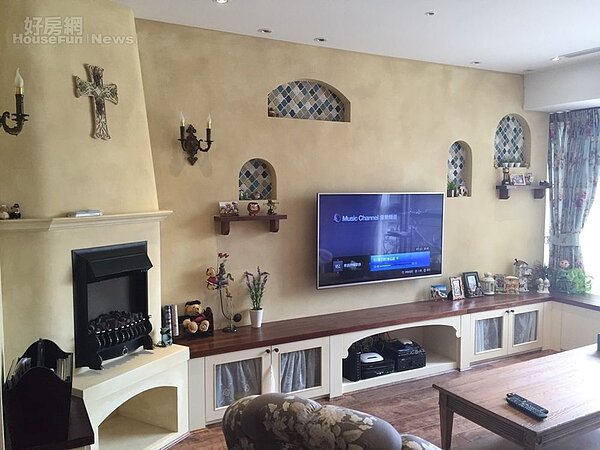 5.客廳最顯眼的就是煙囪造型的壁爐設計,不光只是裝飾好看而已,冬天一到能當成暖器使用。