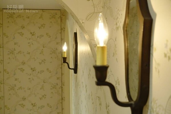 4.陳真認為造型壁燈為製造古堡氣氛不可或缺要素，走廊牆上掛的蠟燭壁燈一盞就要價三萬。
