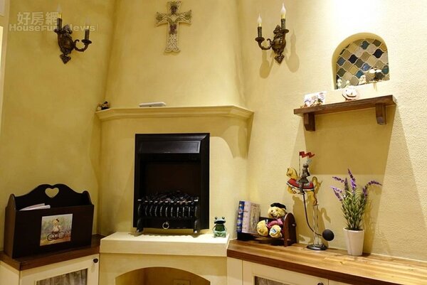 5.客廳最顯眼的就是煙囪造型的壁爐設計，不光只是裝飾好看而已，冬天一到能當成暖器使用。