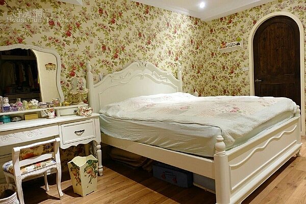 6.臥房大量採用花紋圖案壁紙、搭配純白系傢俱,就連大門也以圓拱型木門設計成。