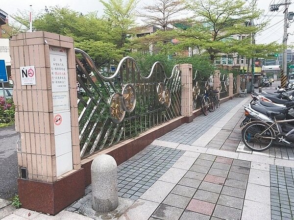 為紓解士林壅塞交通,北市府計畫打造第二條中正路,擬退縮士林國小。 記者張世杰/攝影