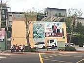 1大違建拖數月未拆　外牆還掛柯文哲合照廣告