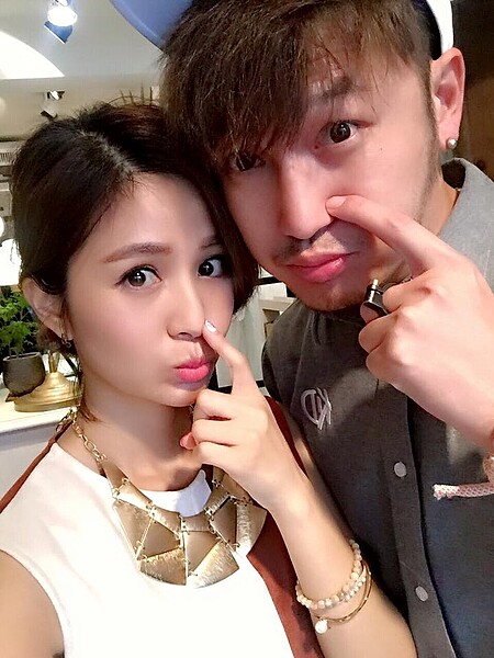 Kid和吳怡霈合資在東區開設女性飾品店。(翻攝自Kid臉書)