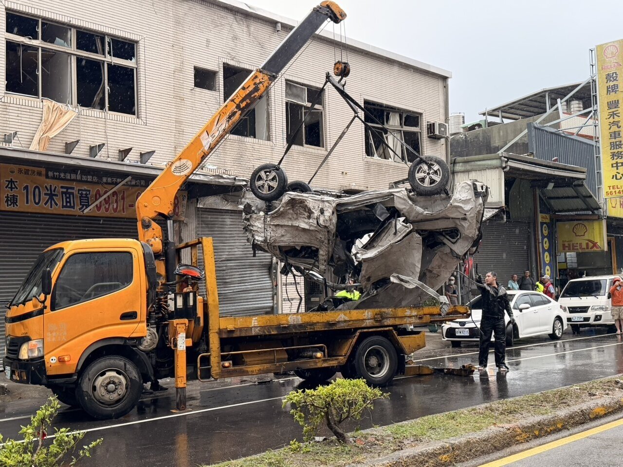新竹市東區高翠路便當店突發生嚴重氣爆,便當店前面的汽車受損嚴重。記者郭政芬/攝影