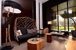 本案一樓規劃接待大廳、6戶店面以及4戶住家，公共設施均有游泳池、健身房、閱覽室並在頂樓設置空中花園，2樓以上為住家；標準層樓高3.25米。