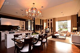 現場規劃一間樣品屋，為A1戶的50坪3+1房產品，室內格局方正，無多餘虛坪設計，客廳面寬達4米且室內三面採光，臥室及衛浴均有對外開窗。