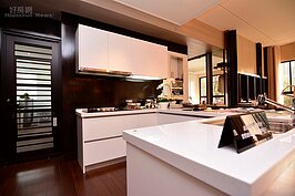 廚房配備有林內三口爐、Svago蒸烤箱及JTL喜特麗烘碗機等。