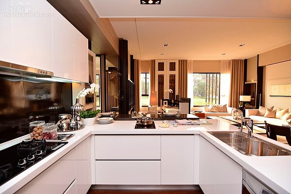 在中正區汀州路一段都更案中,地主戶堅稱為龍脈不肯退讓,在幾經波折之下「太平洋之森」已改建為樣品屋。以千坪基地、73%綠地面積下,成為45~66坪的3~4房產品,每坪開價72~88萬元千萬豪宅。(好房網News記者 陳韋帆/台北報導)