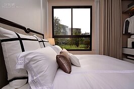 本案銀行貸款7成，自備3成付款方案，根據案場銷售人員表示此預售案開案不到一個月已銷售近4成，此案開價較周邊鄰近個案相對平實，具有高坪效、高綠覆率及低公設等多項優點，對於想入住市中心核心地段且保值性高的民眾來說，是一個值得考慮的選擇。