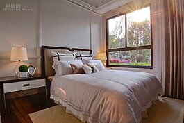 次臥房空間方正，可欣賞夕陽。