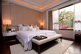 主臥採取大片落地窗設計，充分採光利用讓光線更唯美，並可欣賞其大面積的綠地風景。