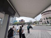 駁「2年零進度、1座620萬」質疑　北市都發局：遮陽傘今夏完工、單座146萬元