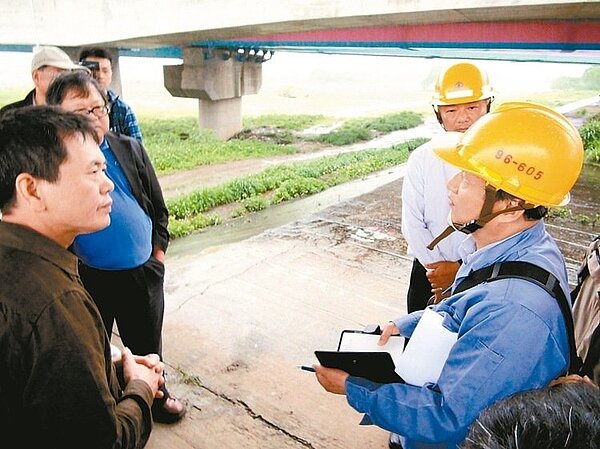 台電計畫遷移竹北市2座高壓電塔至頭前溪高灘地,立委林為洲(左)認為,遷移地點與河床地設球場、停車場地點相近,昨天下午邀請台電會勘。 記者羅緗綸/攝影