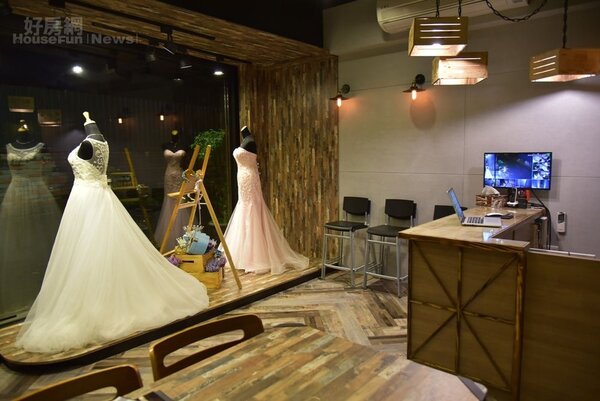 1.藝人佩佩去年底大手筆砸下200萬重新裝潢，將Wedding21韓式婚紗店改造成復古工業風。