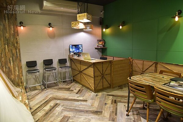 
2.櫃台木桌是特地去酒廠找了好幾個酒箱，拆開後重新組合DIY自製的，雖然看起來粗糙但個性十足。