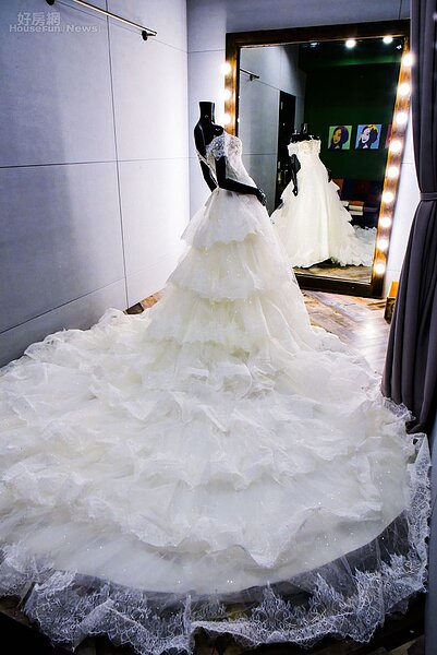 7.所有試穿間皆裝上復古風燈泡鏡，讓消費者試穿時有股化身韓劇中女主角的感覺。
