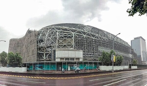 停工中的大巨蛋。 記者鄭超文/攝影