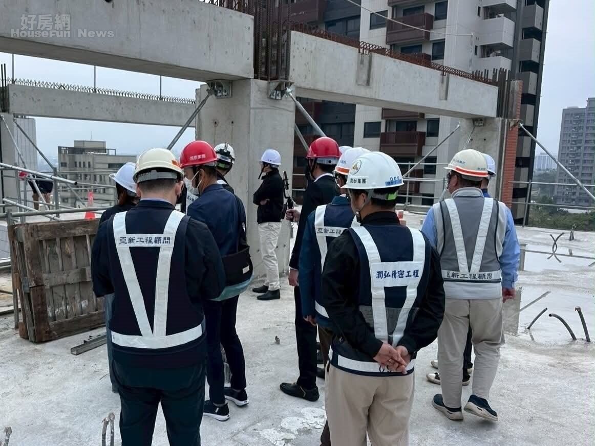 日本大成專家團隊走訪全國首座採用「全預鑄」工法興建的中央社會住宅「埔心安居A」。圖/國家住都中心提供