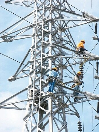 要當台電線路裝修員得有顆強心臟，有體力更要有膽量。吳旺基說，培訓得花一年時間才能上工，至少要三年才能駕輕就熟。 圖／報系資料照、吳旺基提供