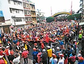 學甲香遇大雨　神轎掛雨蓬遶境