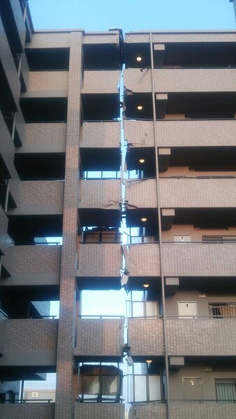 熊本地震出現被「劈兩半」的建築。(翻攝自TWITTER)